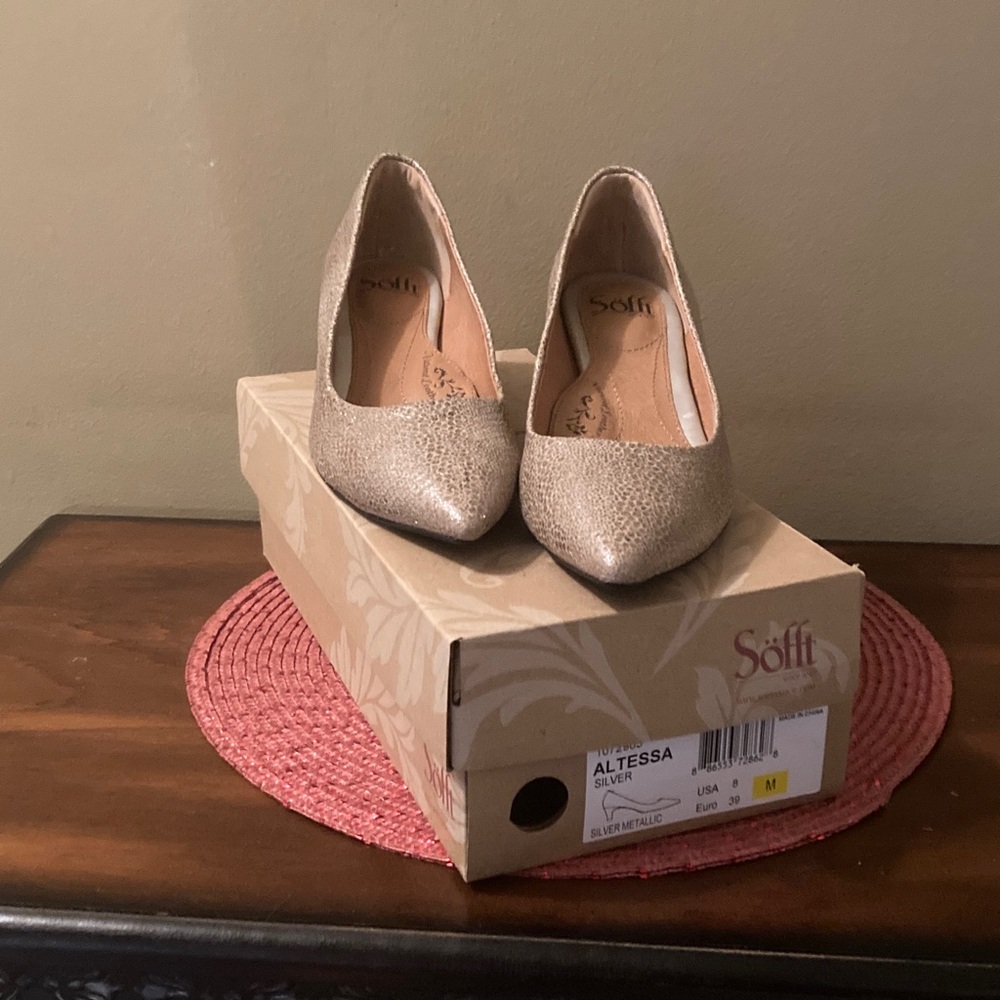 Sofft Leather Women's Pointed Toe Kitten Heel Pump in Champagne